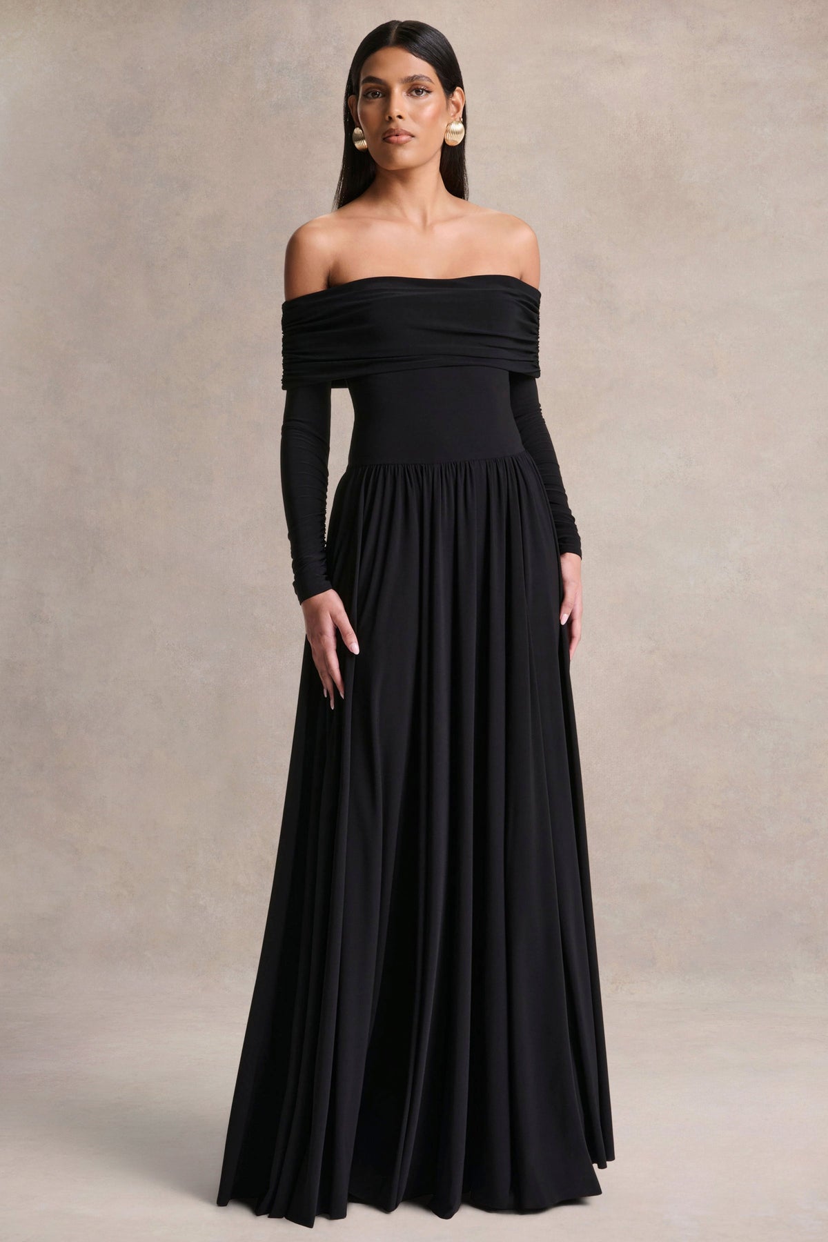 Saskia | Vestido largo negro de cuello Bardot
