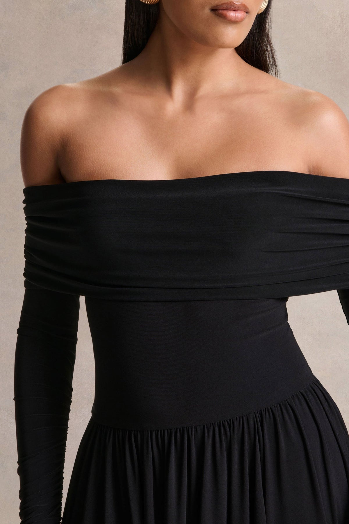 Saskia | Vestido largo negro de cuello Bardot