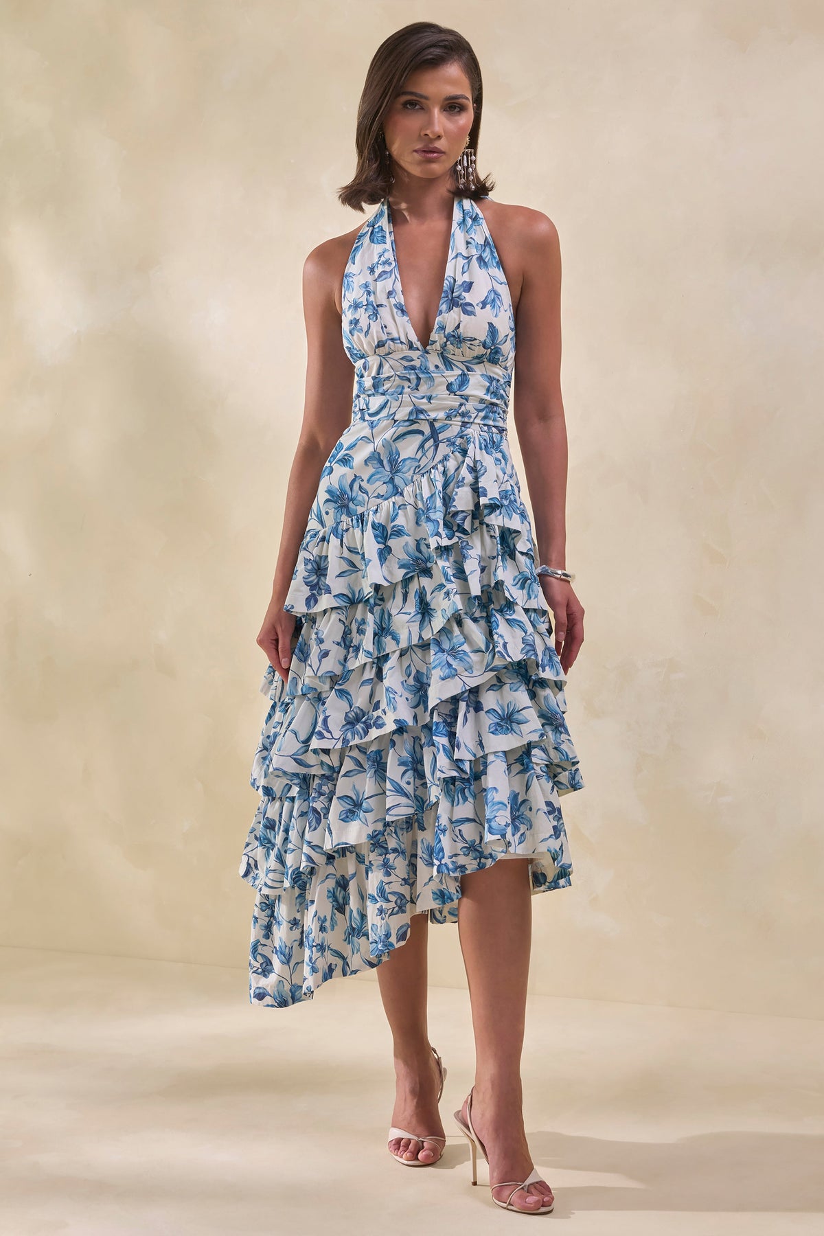 Velora | Vestido Midi Azul Porcelana Con Escote Halter Y Falda De Volantes Escalonados