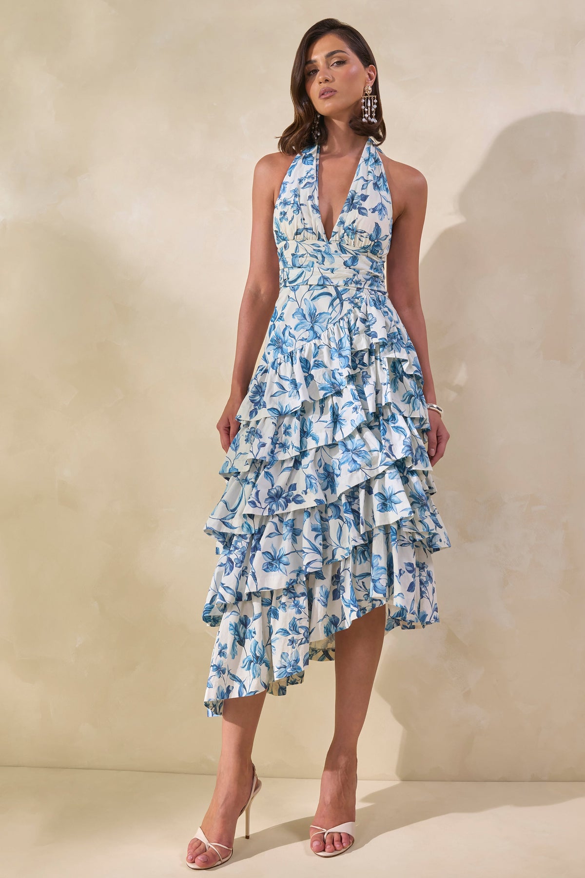 Velora | Vestido Midi Azul Porcelana Con Escote Halter Y Falda De Volantes Escalonados