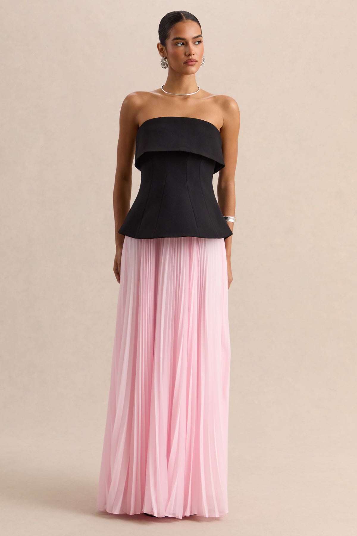 Stellara | Vestido Largo Negro Y Rosa De Scuba Crepé Con Escote Bandeau Y Falda Plisada