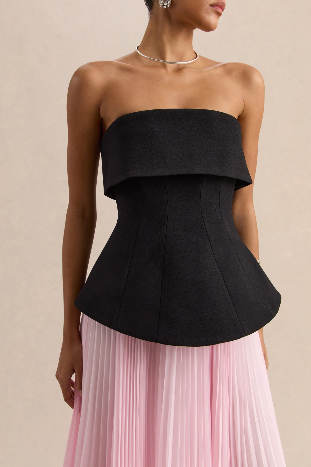 Stellara | Vestido Largo Negro Y Rosa De Scuba Crepé Con Escote Bandeau Y Falda Plisada