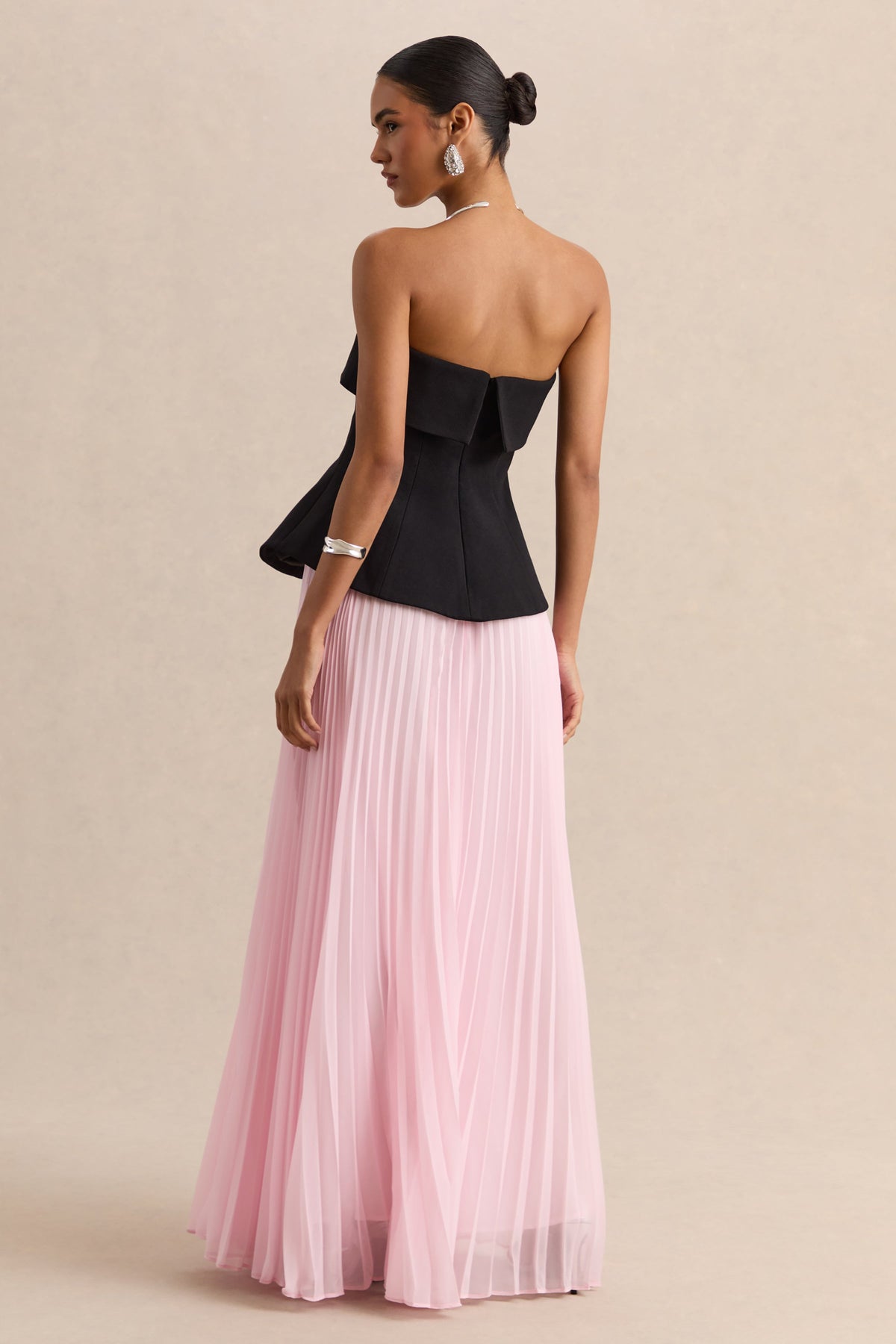 Stellara | Vestido Largo Negro Y Rosa De Scuba Crepé Con Escote Bandeau Y Falda Plisada