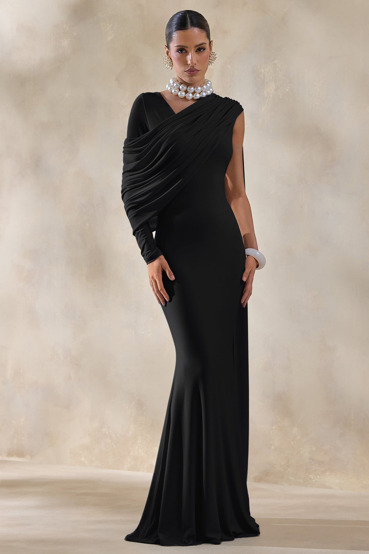 Rubelle | Vestido Largo Negro con Escote Asimétrico y Detalle Drapeado