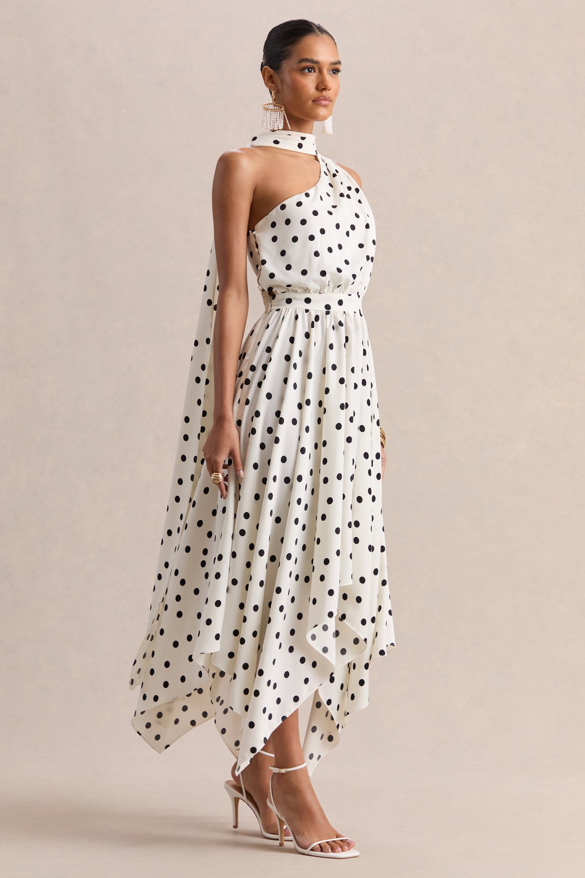 Caluna | Vestido Midi De Satén De Lunares Blanco Y Negro Con Escote Asimétrico Y Detalle De Pañuelo