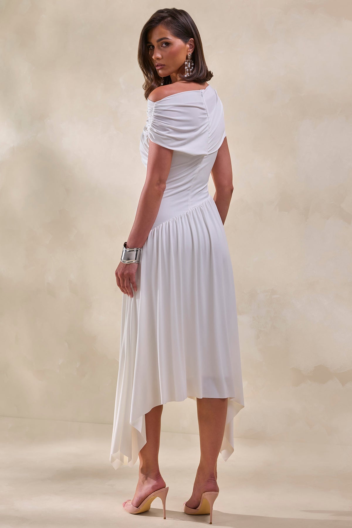 Lorina | Vestido Midi Blanco De Cuello Alto Con Cintura Asimétrica
