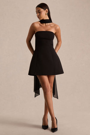 Noor | Vestido corto negro palabra de honor con detalle de bufanda