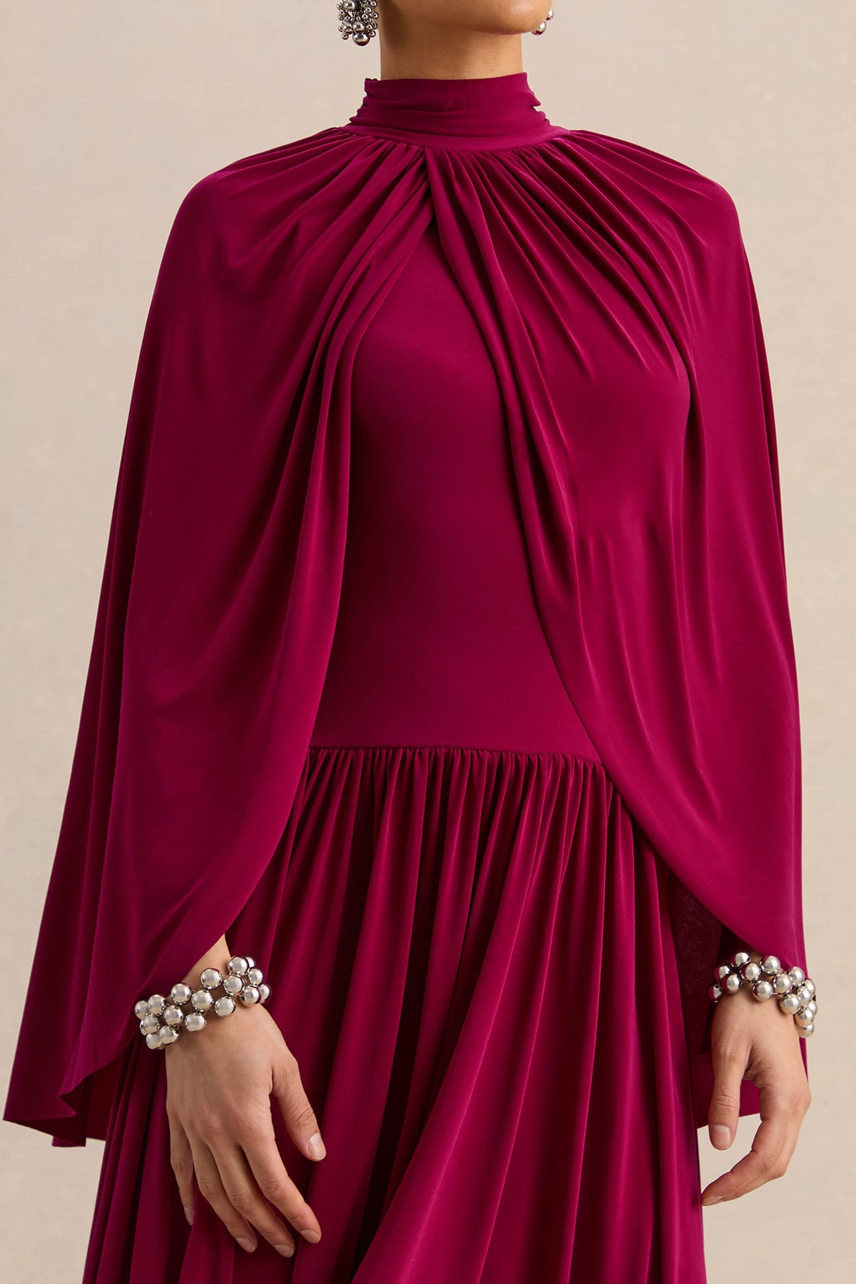 Honora | Vestido midi burdeos de escote alto con mangas tipo capa