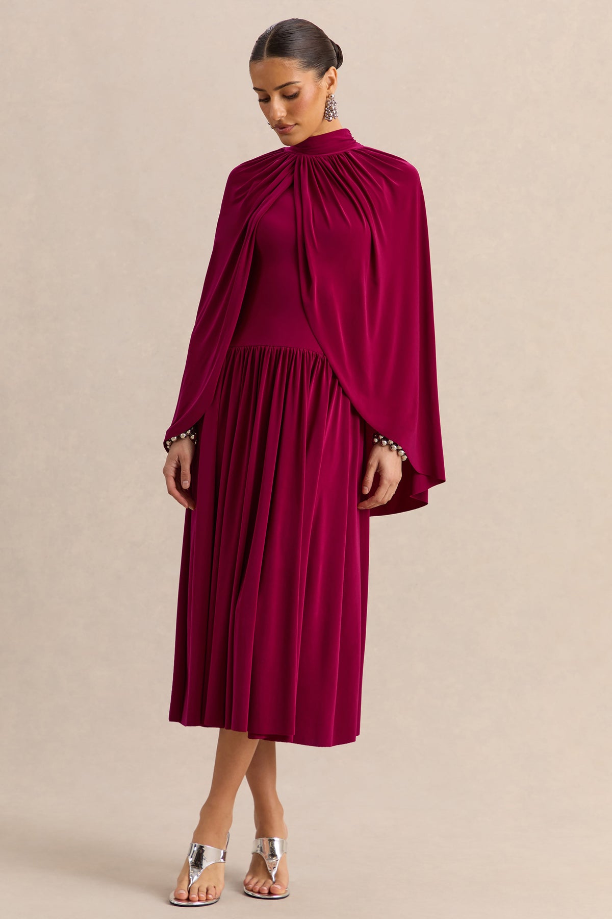 Honora | Vestido midi burdeos de escote alto con mangas tipo capa