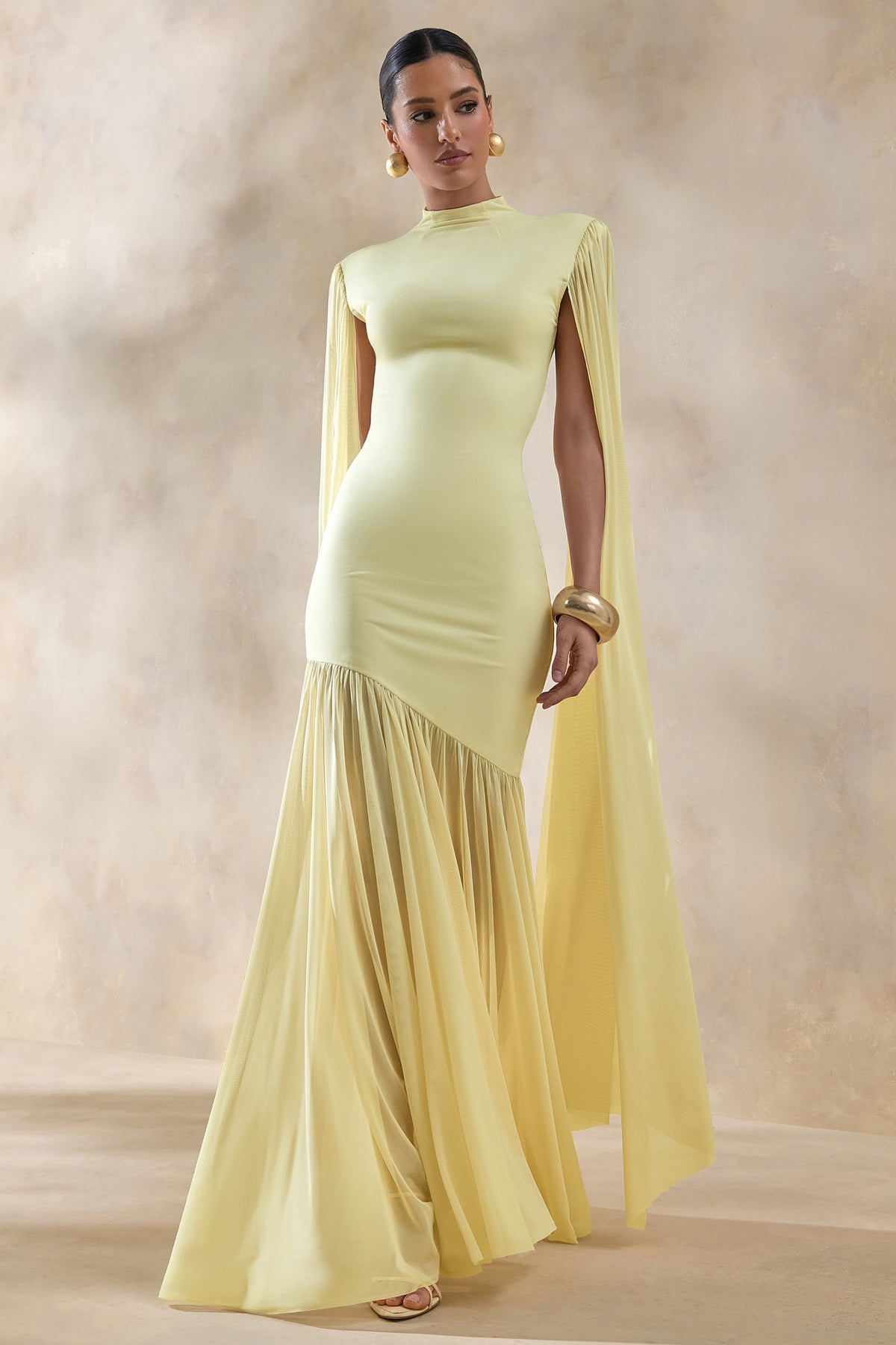 Chantelle | Vestido largo de cuello alto en amarillo limón con cintura caída y mangas tipo capa