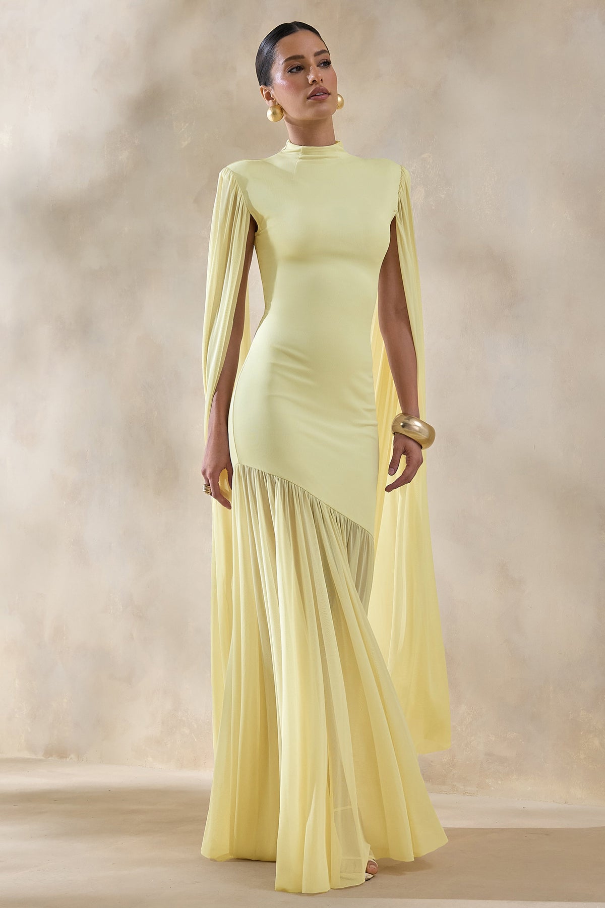 Chantelle | Vestido largo de cuello alto en amarillo limón con cintura caída y mangas tipo capa