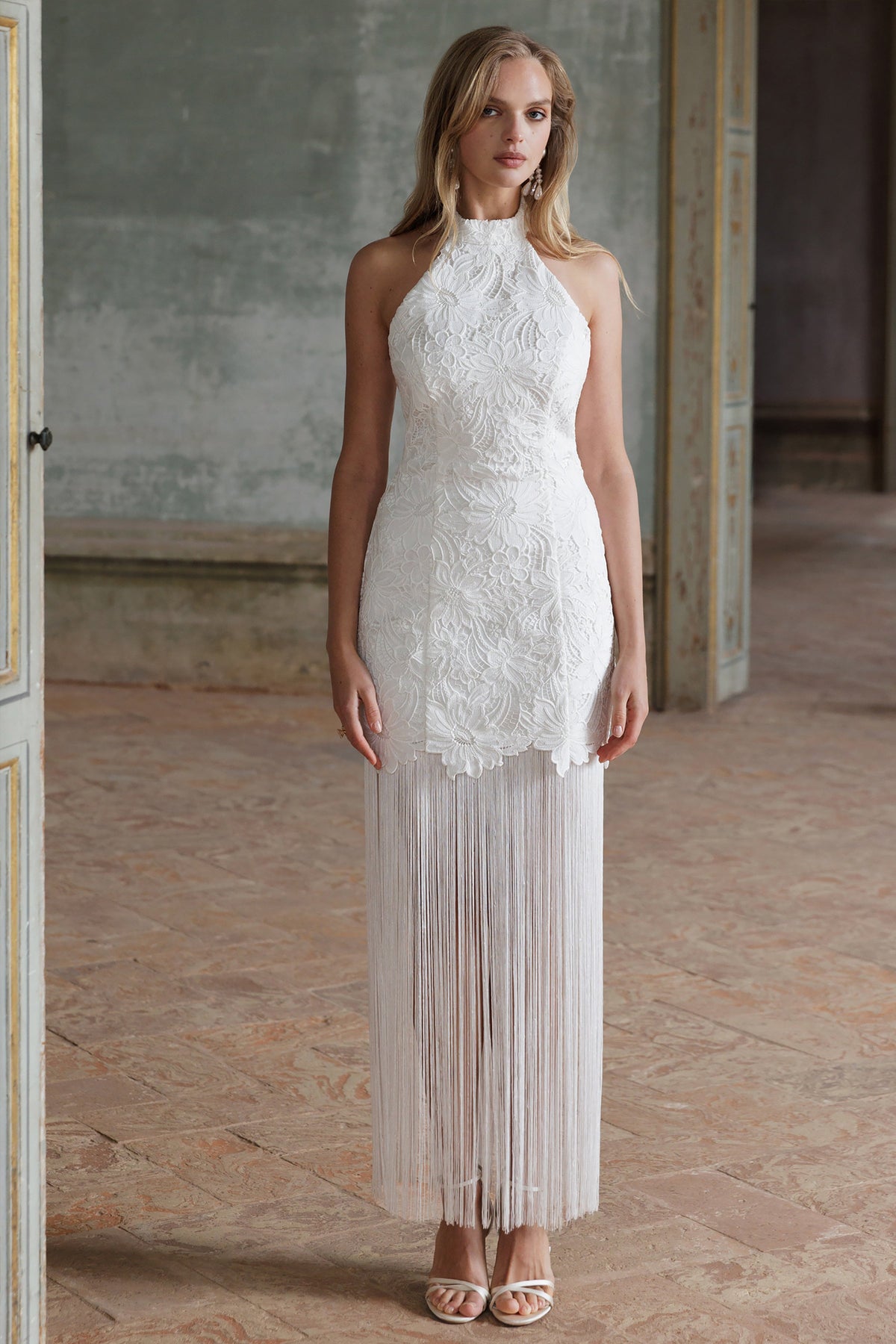 Skylar | Vestido Largo de encaje blanco con escote halter, espalda descubierta, corte sirena y detalle de lazo