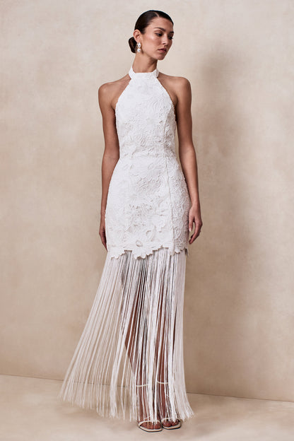 Skylar | Vestido Largo de encaje blanco con escote halter, espalda descubierta, corte sirena y detalle de lazo