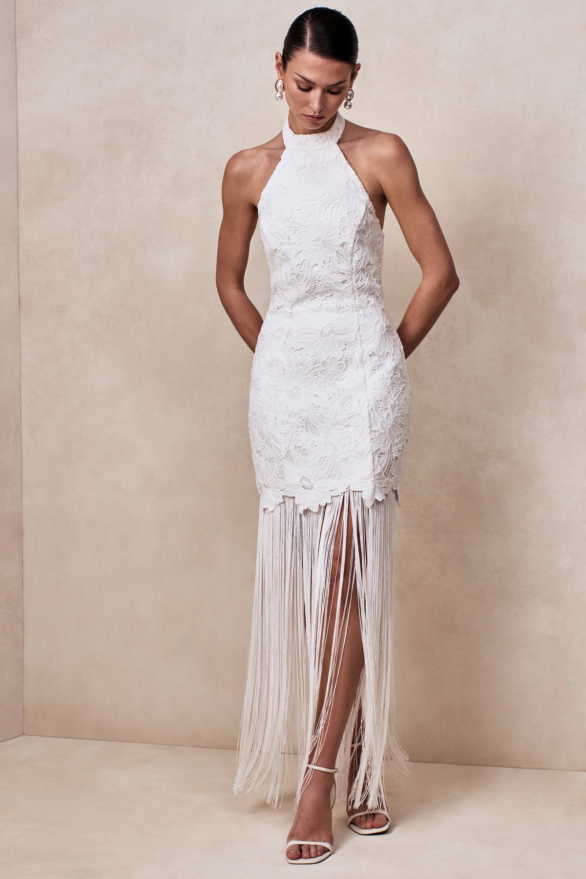 Skylar | Vestido Largo de encaje blanco con escote halter, espalda descubierta, corte sirena y detalle de lazo