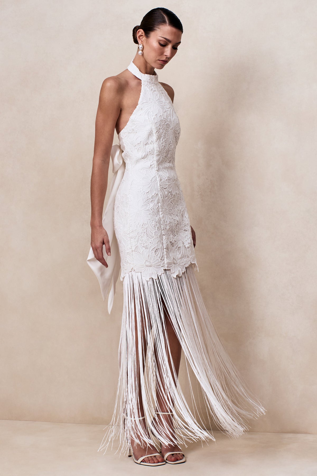 Skylar | Vestido Largo de encaje blanco con escote halter, espalda descubierta, corte sirena y detalle de lazo