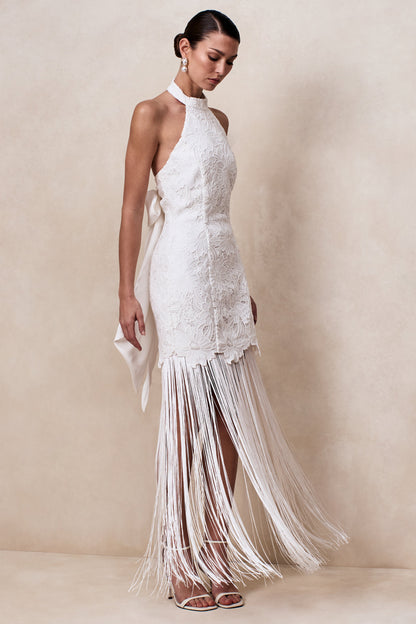 Skylar | Vestido Largo de encaje blanco con escote halter, espalda descubierta, corte sirena y detalle de lazo