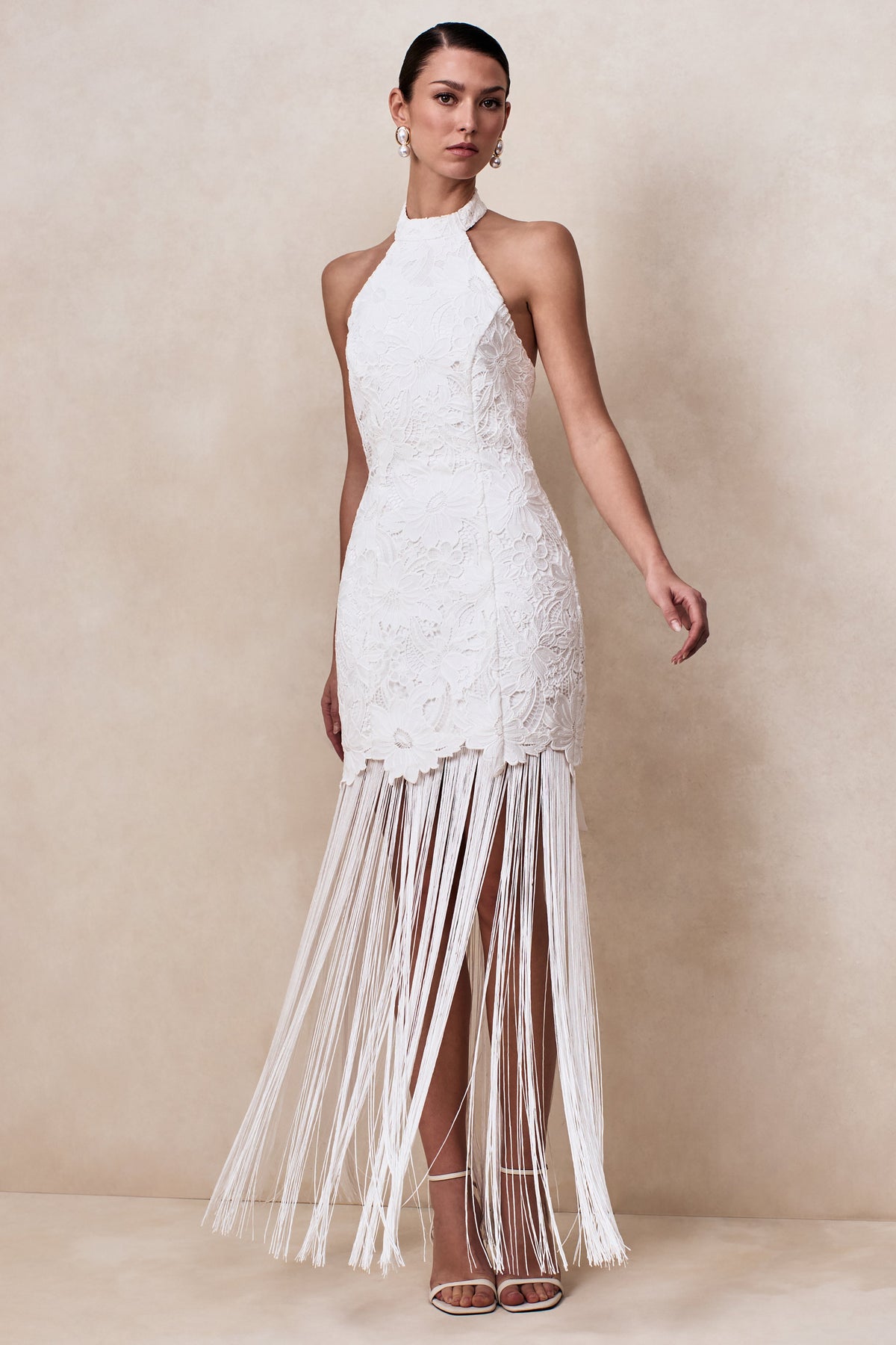 Skylar | Vestido Largo de encaje blanco con escote halter, espalda descubierta, corte sirena y detalle de lazo