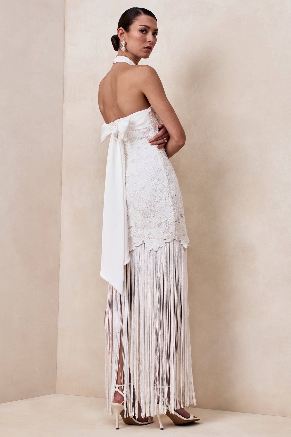 Skylar | Vestido Largo de encaje blanco con escote halter, espalda descubierta, corte sirena y detalle de lazo