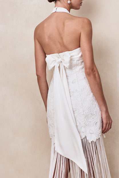 Skylar | Vestido Largo de encaje blanco con escote halter, espalda descubierta, corte sirena y detalle de lazo