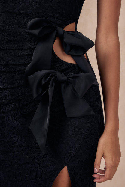 Norna | Vestido Largo de encaje Negro con escote asimétrico y detalles de corte y lazo