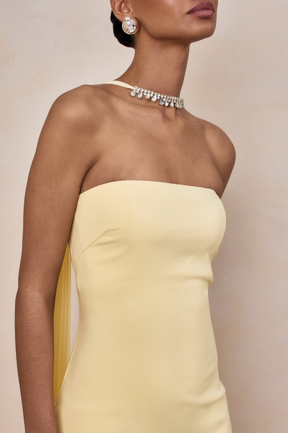 Avery | Vestido largo limón con escote bandeau y bufanda con adornos