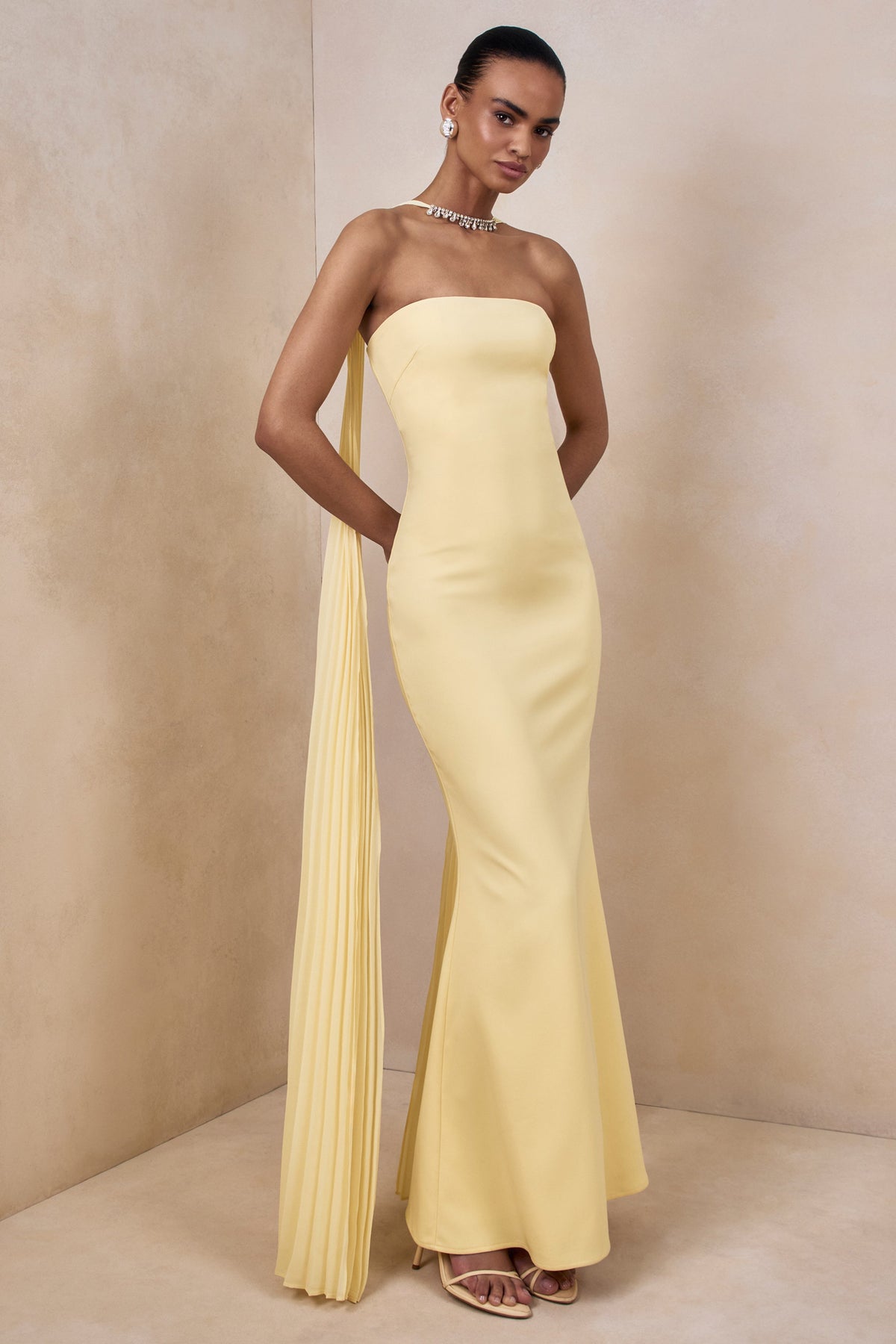 Avery | Vestido largo limón con escote bandeau y bufanda con adornos