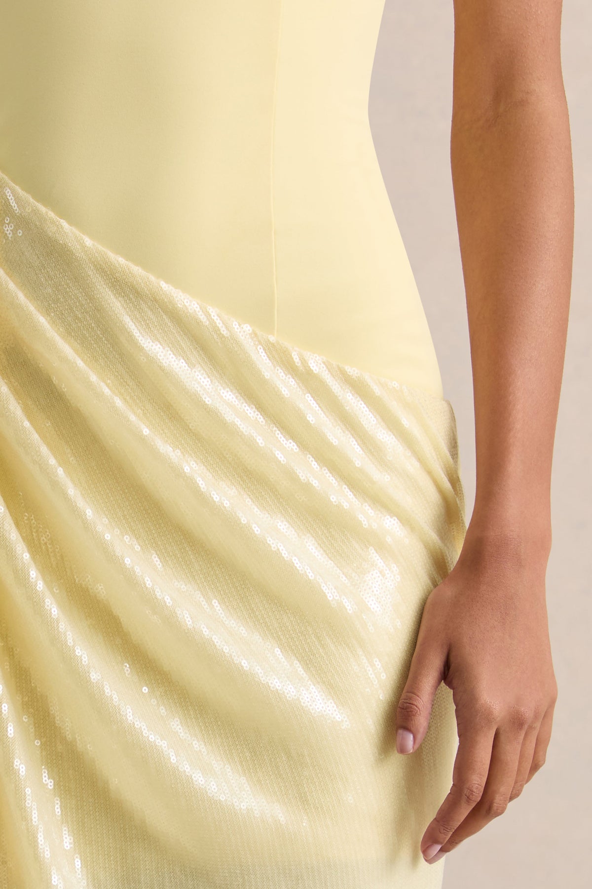 Ada | Vestido Largo Limón Con Escote Redondo, Falda Translúcida Y Detalle De Volantes