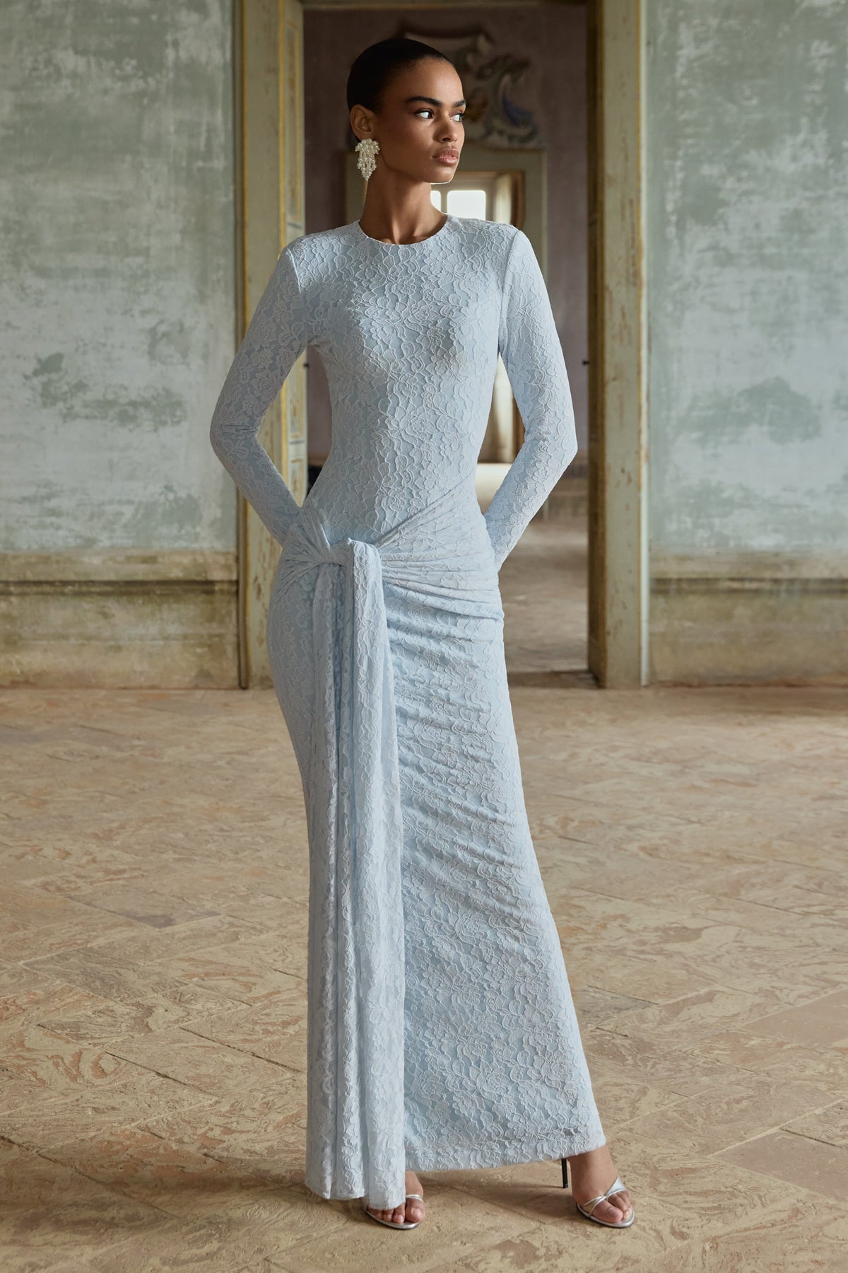 Evangela | Vestido Largo de Encaje Azul Polvo con Escote Redondo y Detalle Anudado