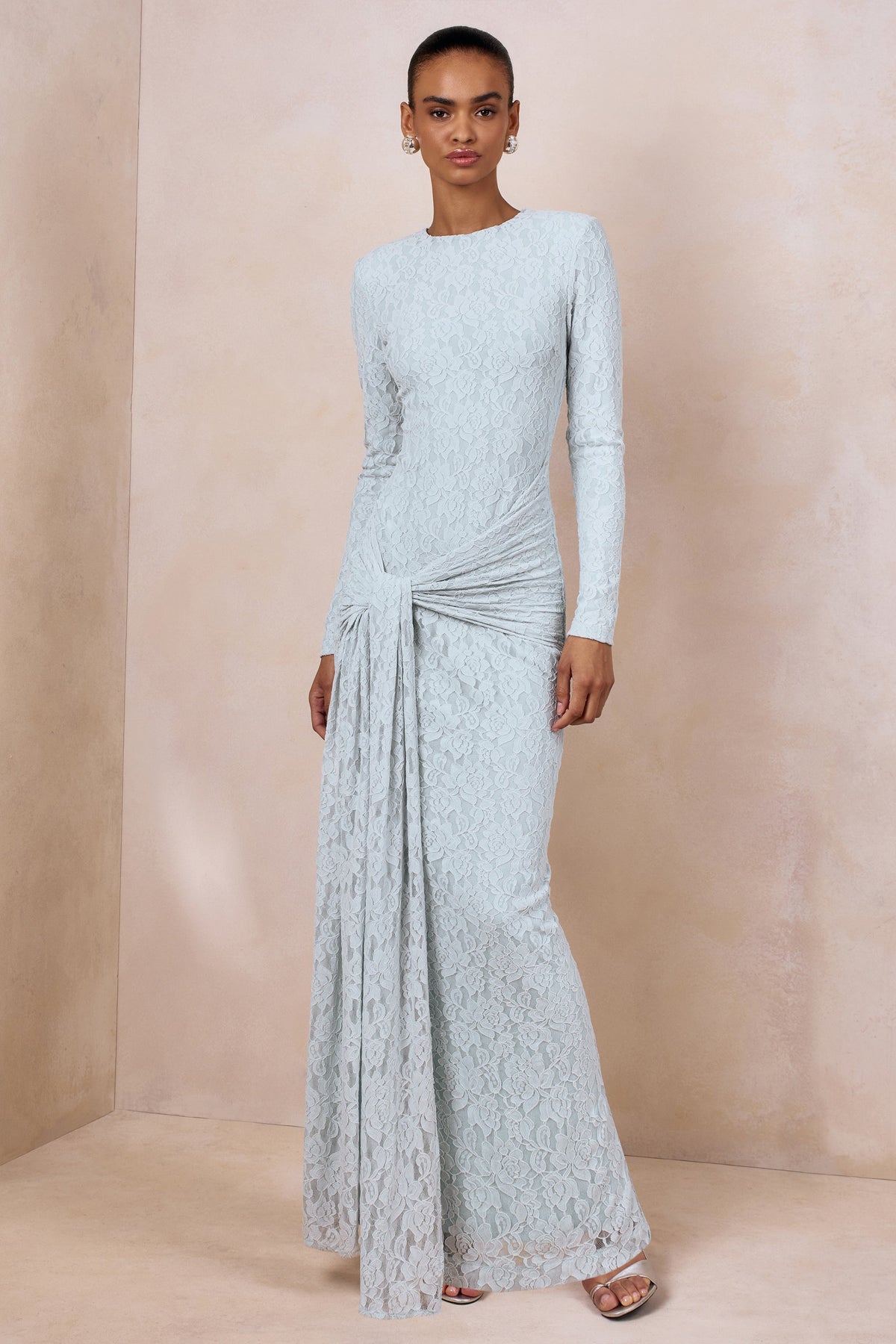 Evangela | Vestido Largo de Encaje Azul Polvo con Escote Redondo y Detalle Anudado