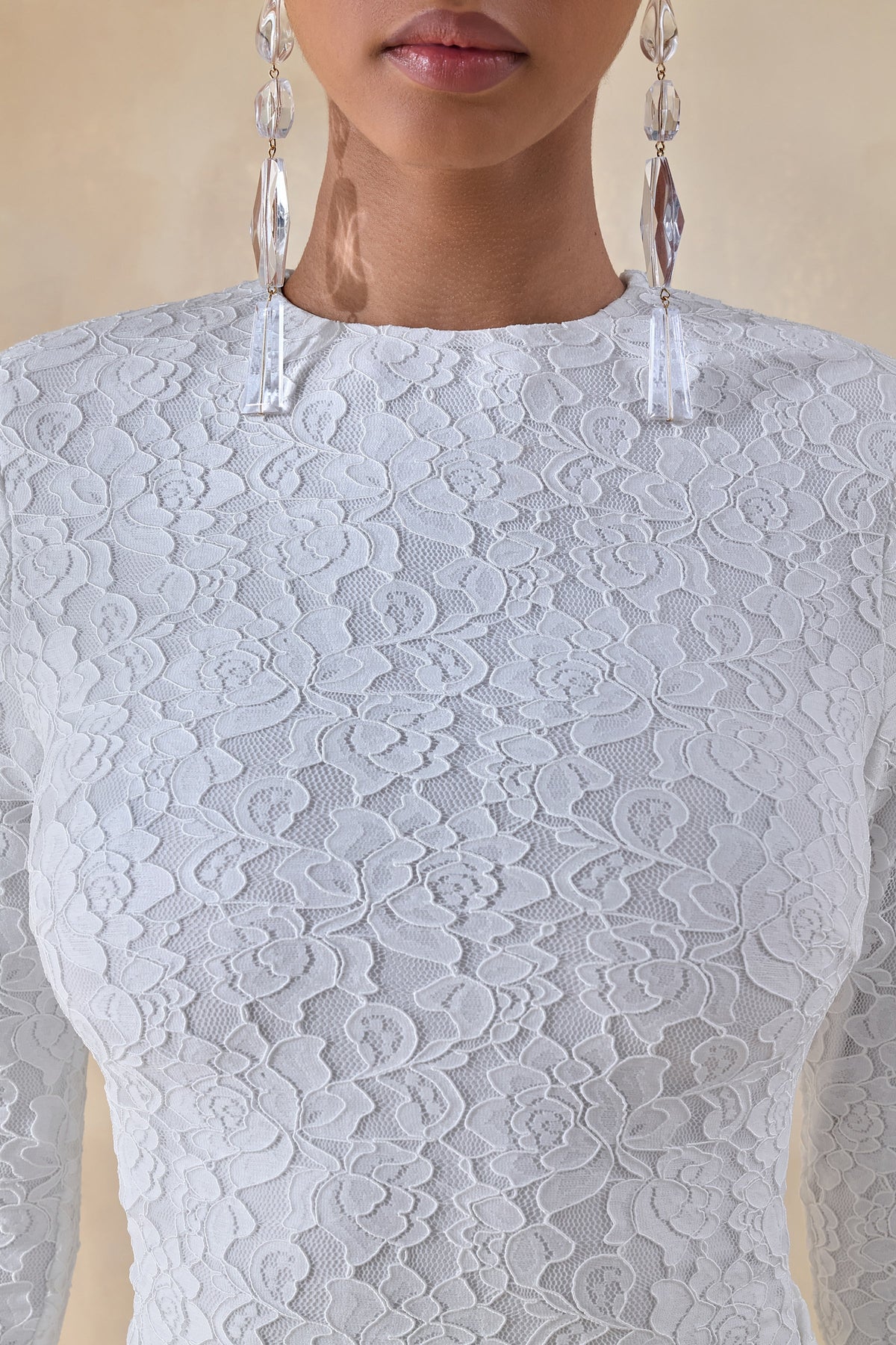 Evangela | Vestido Largo de Encaje Blanco con Escote Redondo y Detalle Anudado