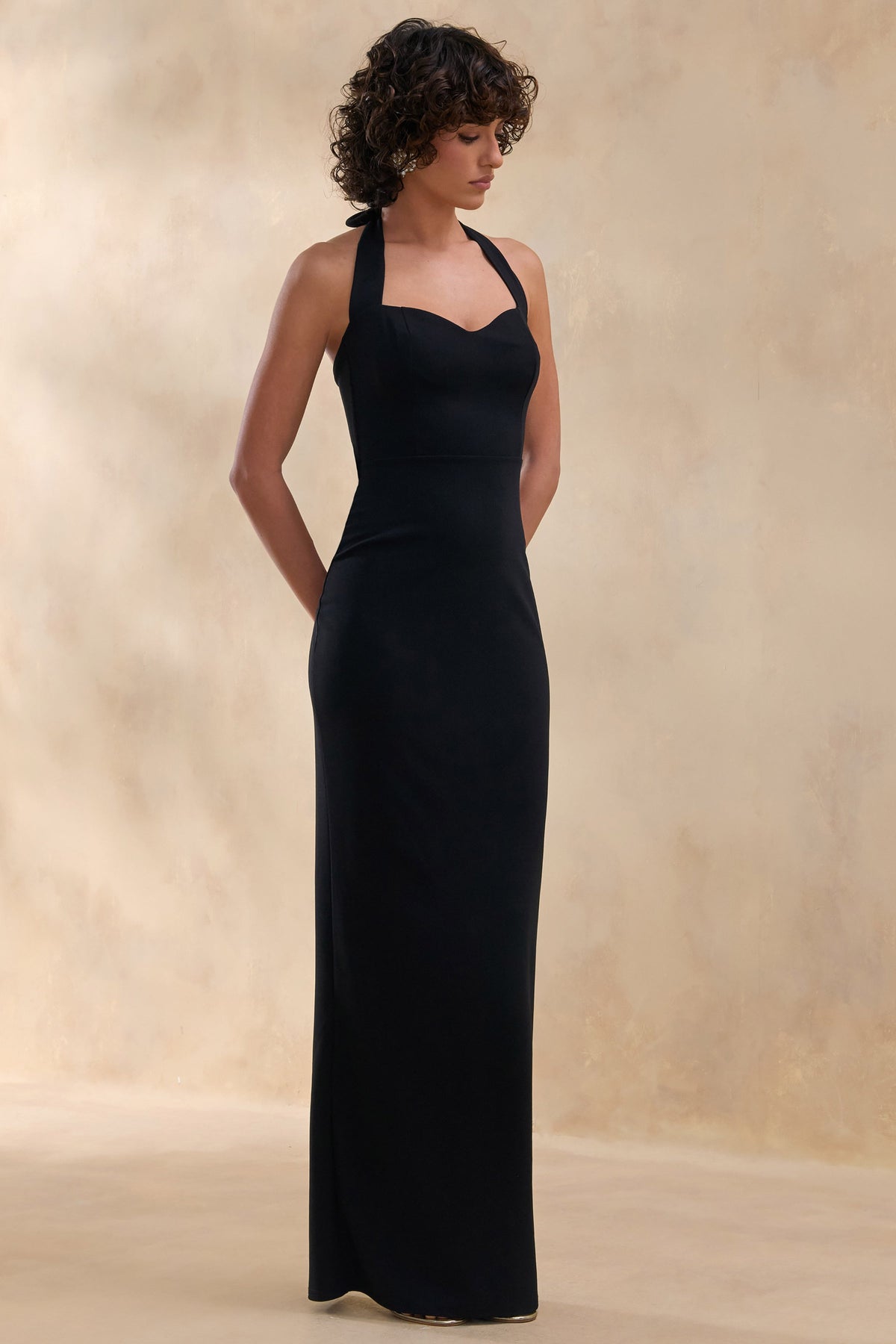 Robyn | Vestido Largo Negro con Escote Corazón