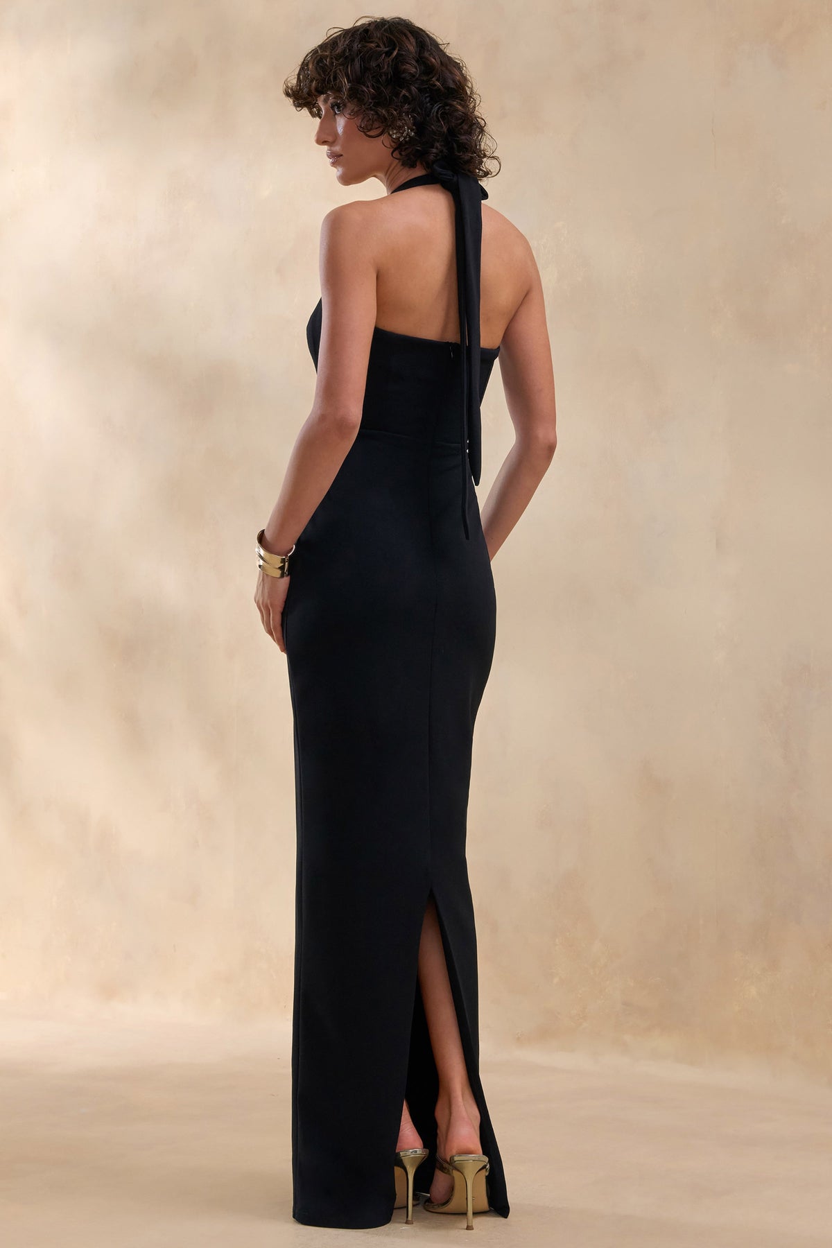 Robyn | Vestido Largo Negro con Escote Corazón