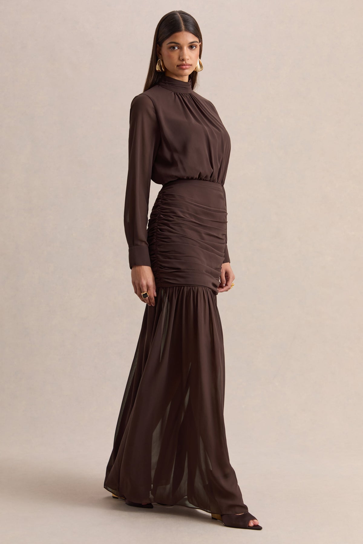 Zella | Vestido Largo Marrón Con Cuello Alto Y Falda Translúcida