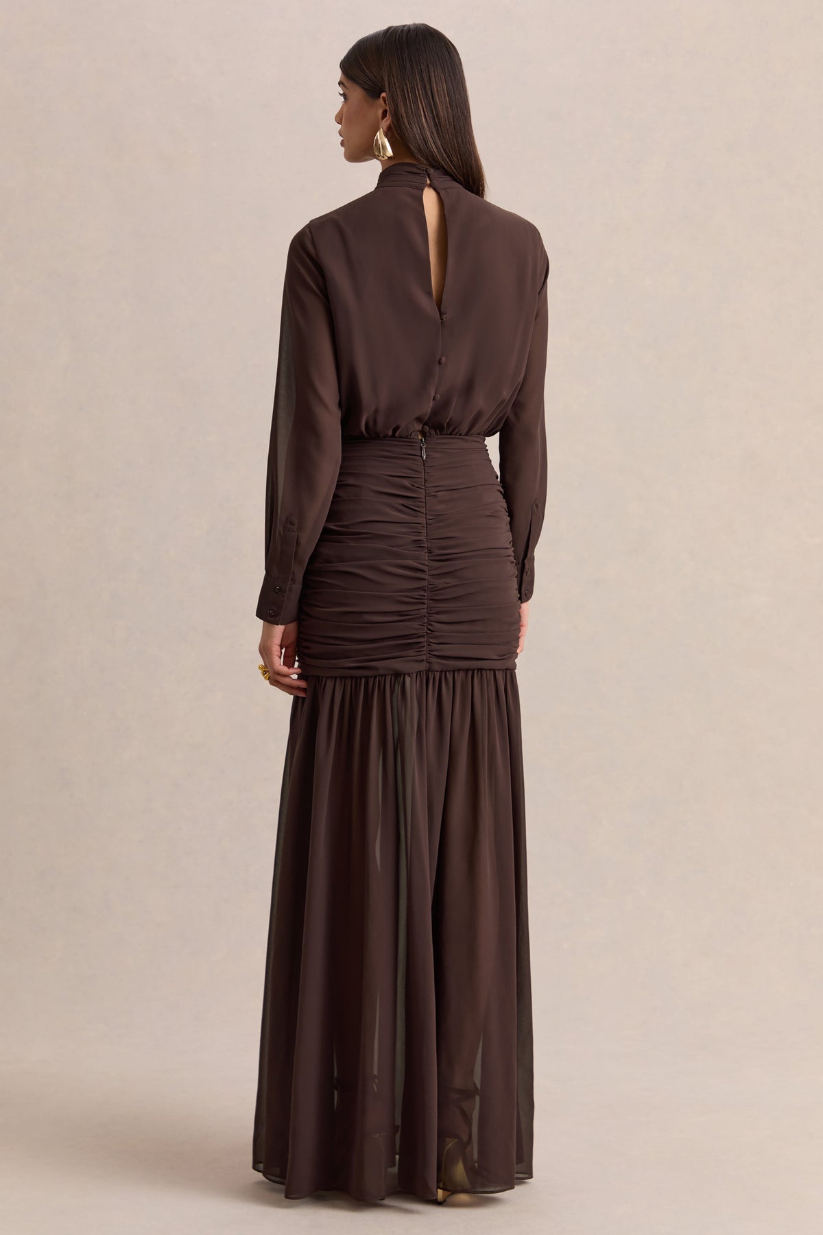 Zella | Vestido Largo Marrón Con Cuello Alto Y Falda Translúcida