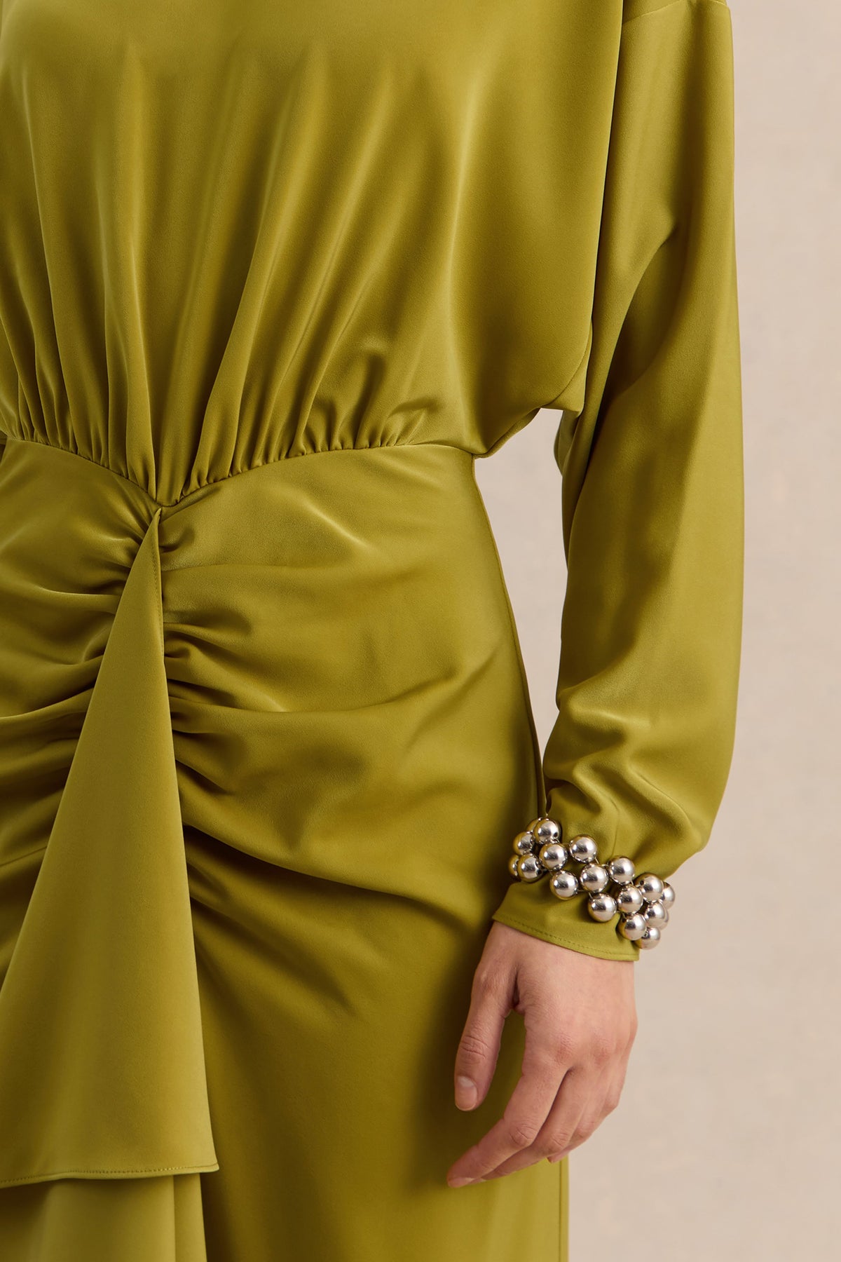 Perla | Vestido Largo Oliva Con Escote Alto Y Detalle Fruncido