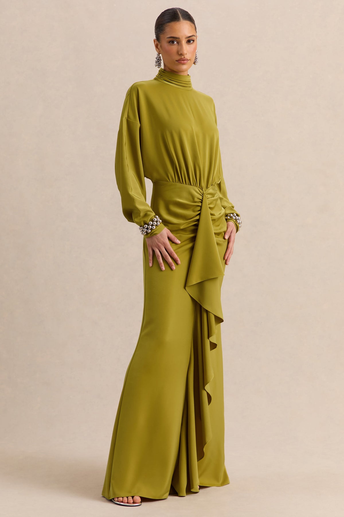 Perla | Vestido Largo Oliva Con Escote Alto Y Detalle Fruncido