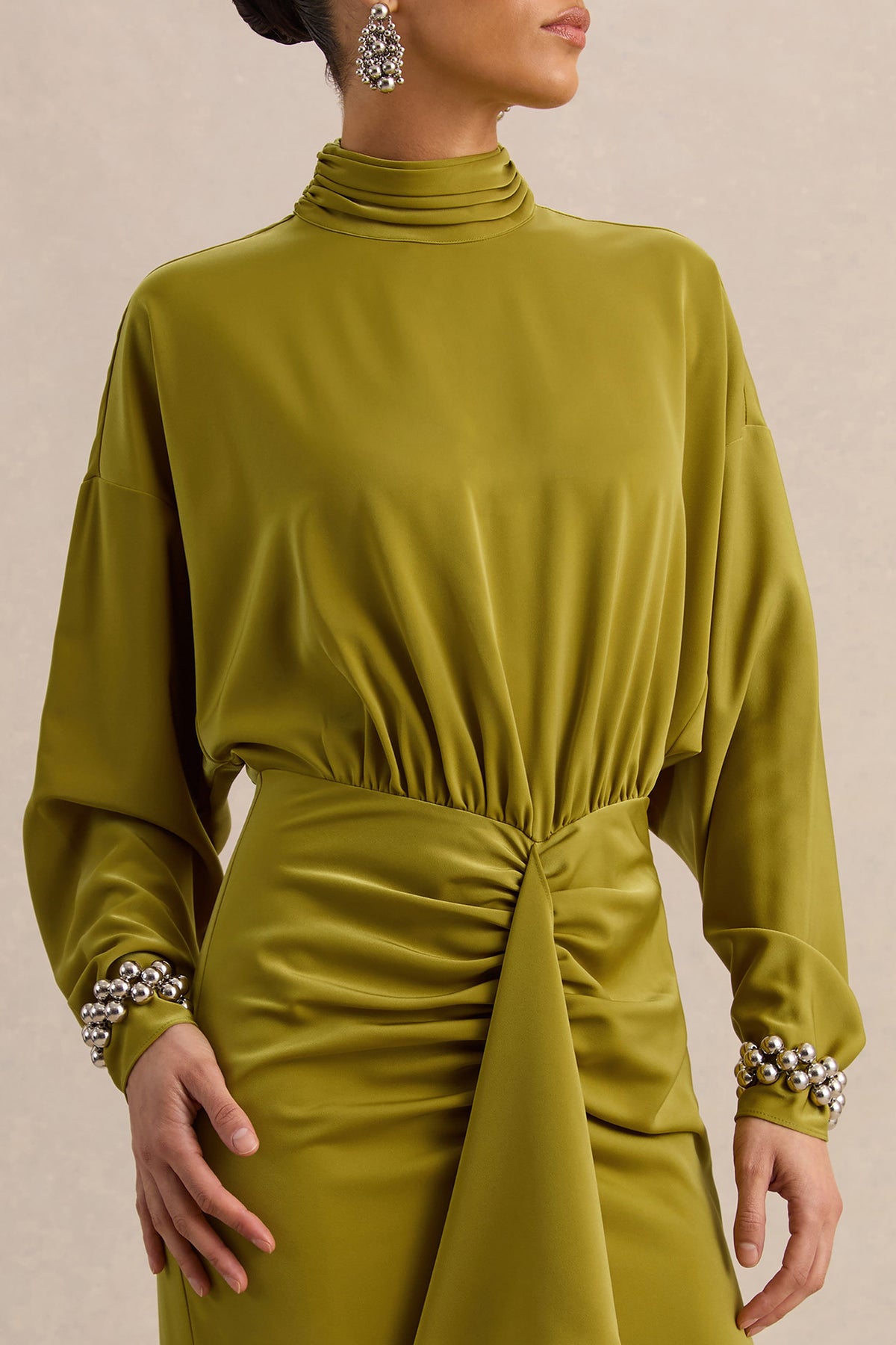 Perla | Vestido Largo Oliva Con Escote Alto Y Detalle Fruncido
