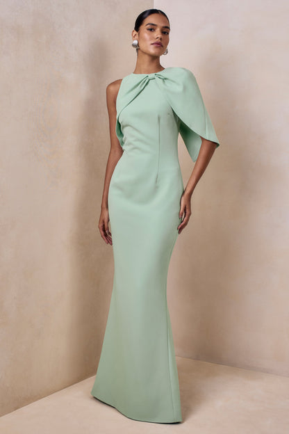 Quira | Vestido Largo Menta con Escote Asimétrico y Manga Capa