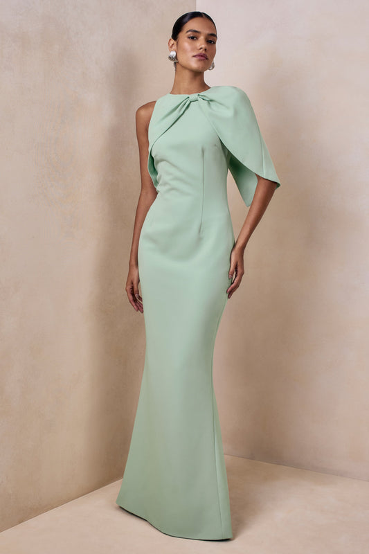 Quira | Vestido Largo Menta con Escote Asimétrico y Manga Capa