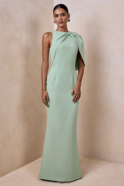 Quira | Vestido Largo Menta con Escote Asimétrico y Manga Capa