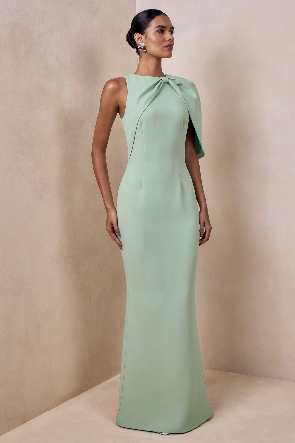 Quira | Vestido Largo Menta con Escote Asimétrico y Manga Capa