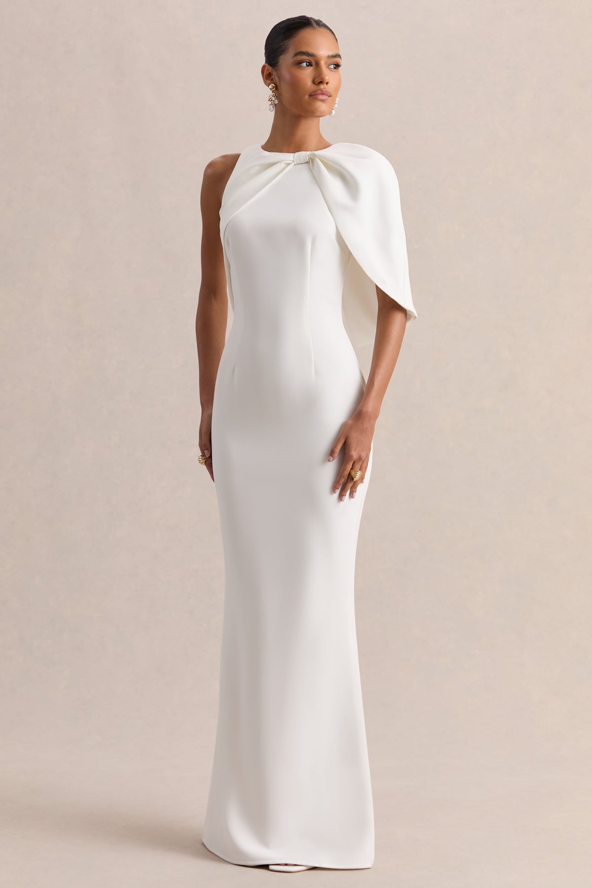Quira | Vestido Largo Blanco Con Escote Asimétrico Y Manga Capa