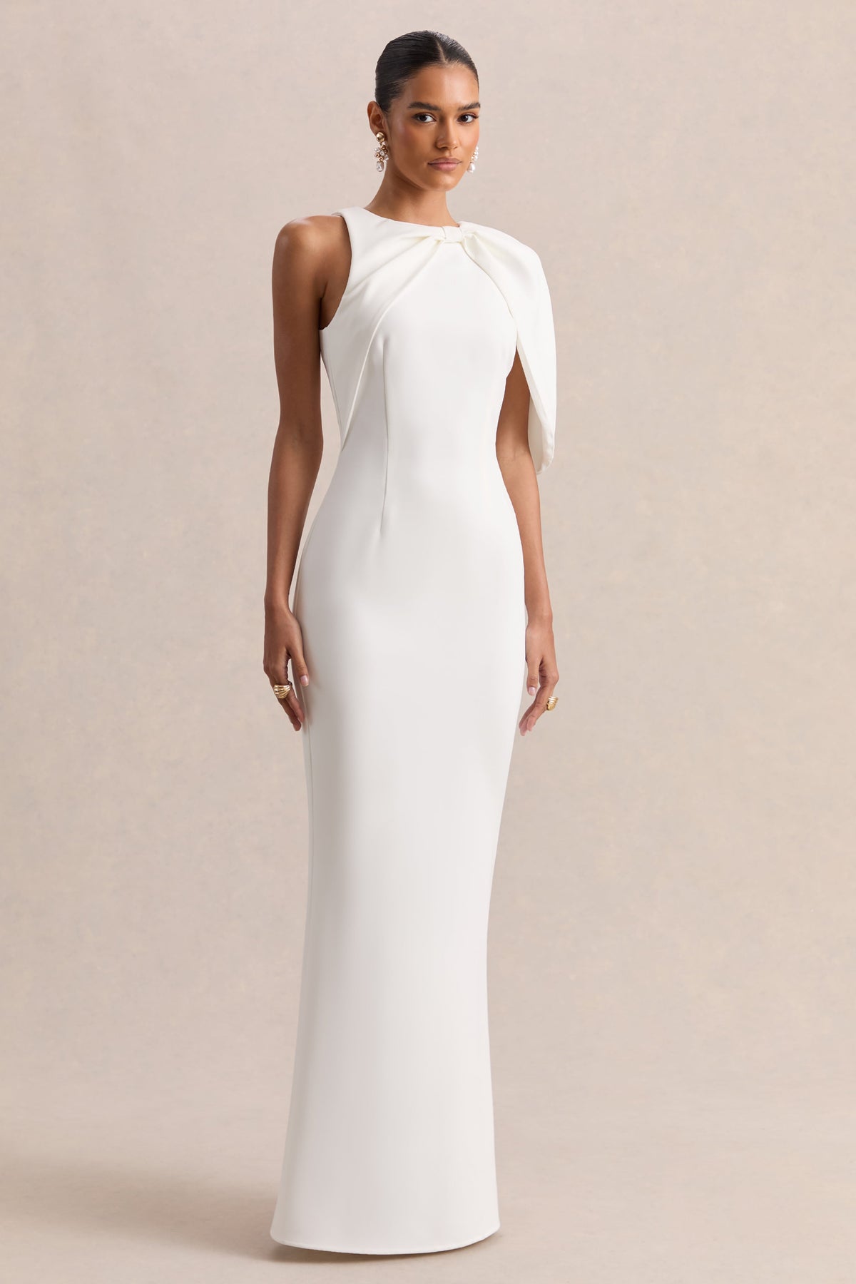 Quira | Vestido Largo Blanco Con Escote Asimétrico Y Manga Capa