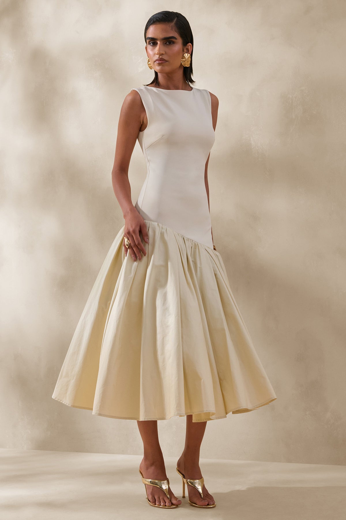 Fantasia | Vestido midi crema con escote barco y cintura caída asimétrica