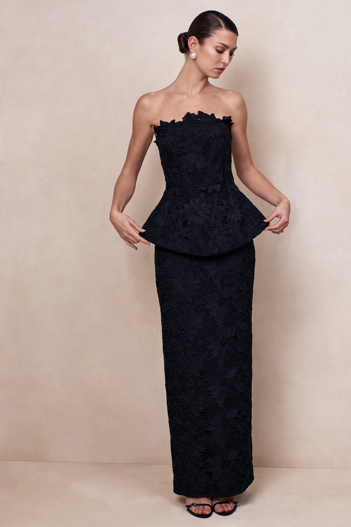 Delvine | Vestido Largo de encaje negro con escote bandeau y corsé