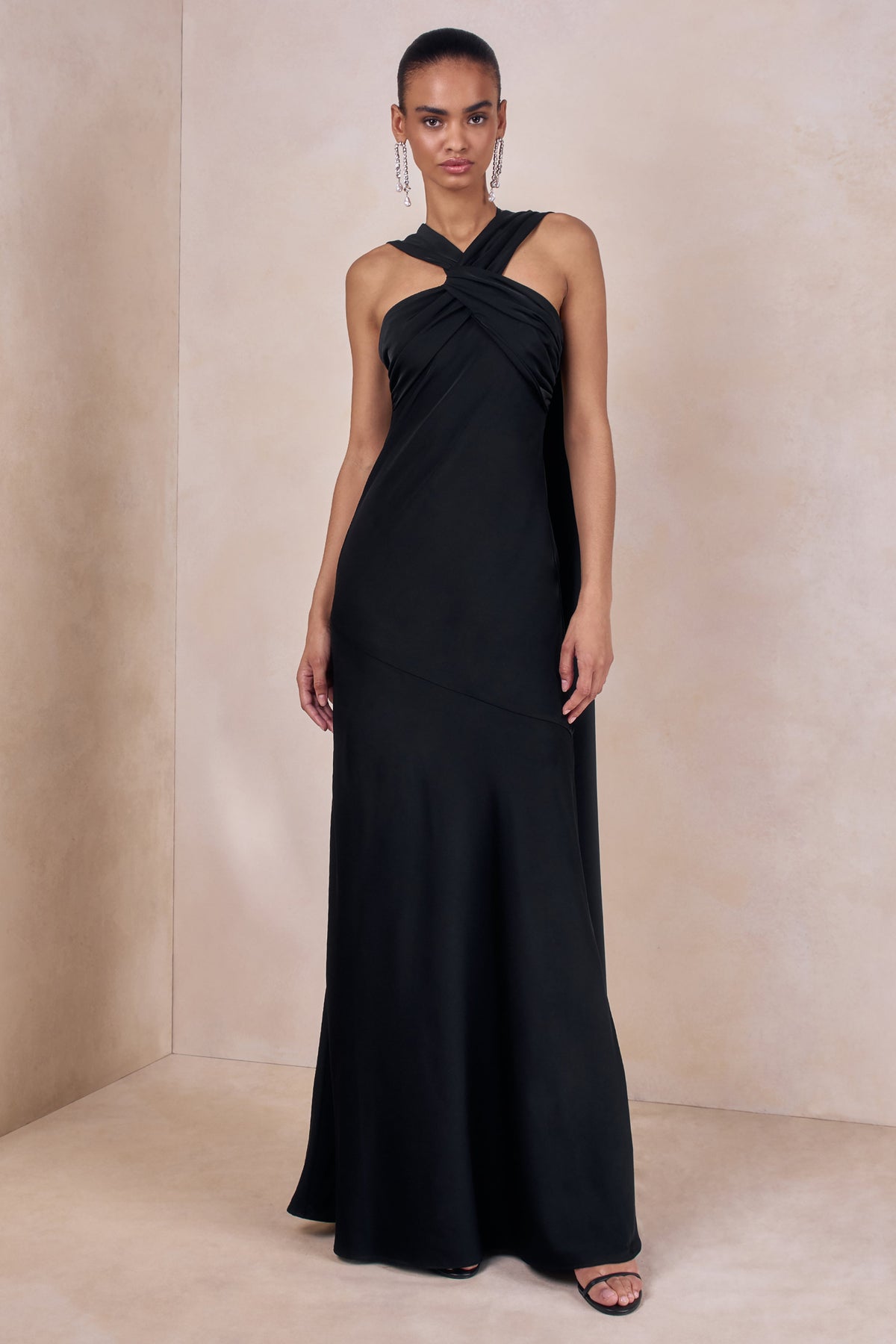 Sloane | Negro Satén Cuello Halter Vestido Largo con Capa