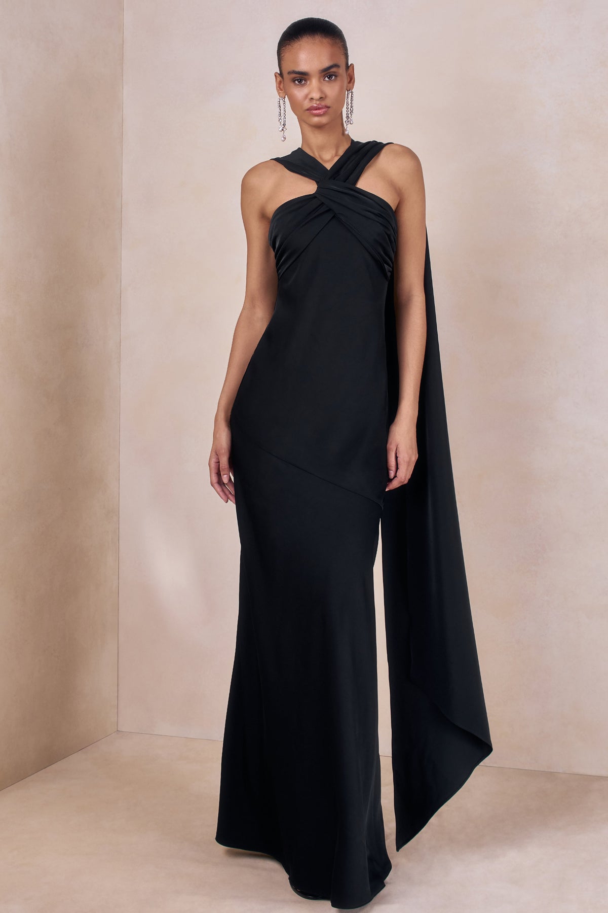 Sloane | Negro Satén Cuello Halter Vestido Largo con Capa
