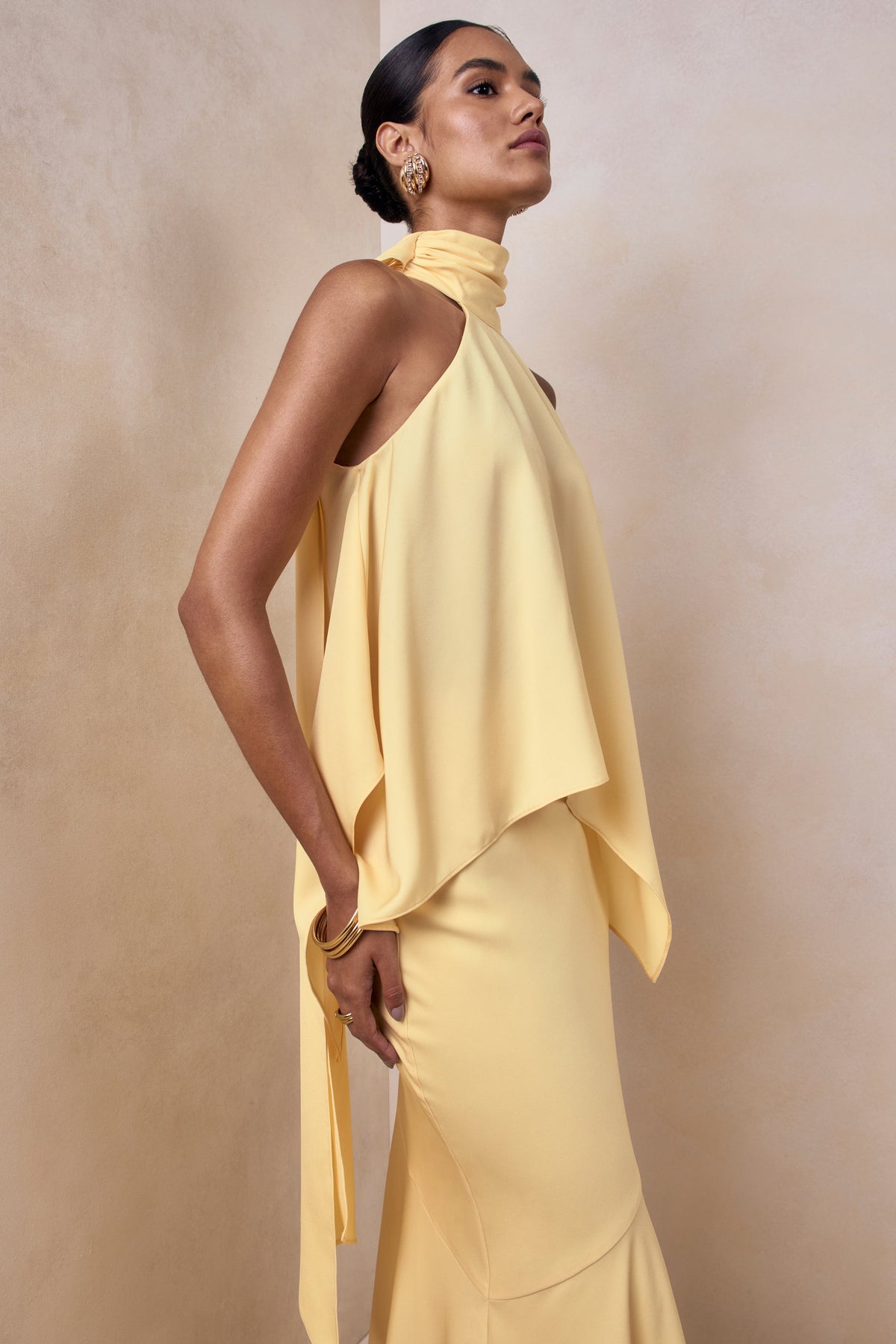 Sancelle | Top de satén color limón con escote halter