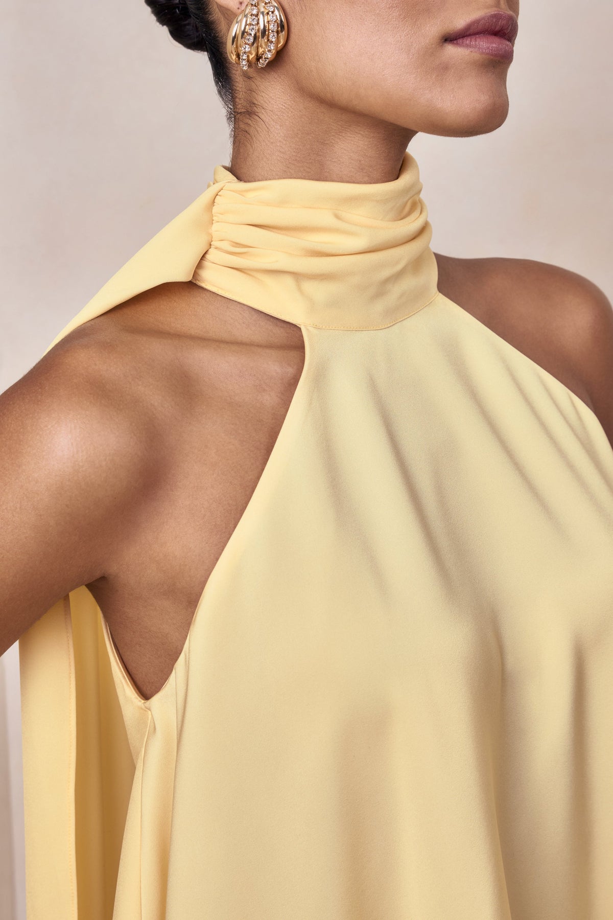Sancelle | Top de satén color limón con escote halter