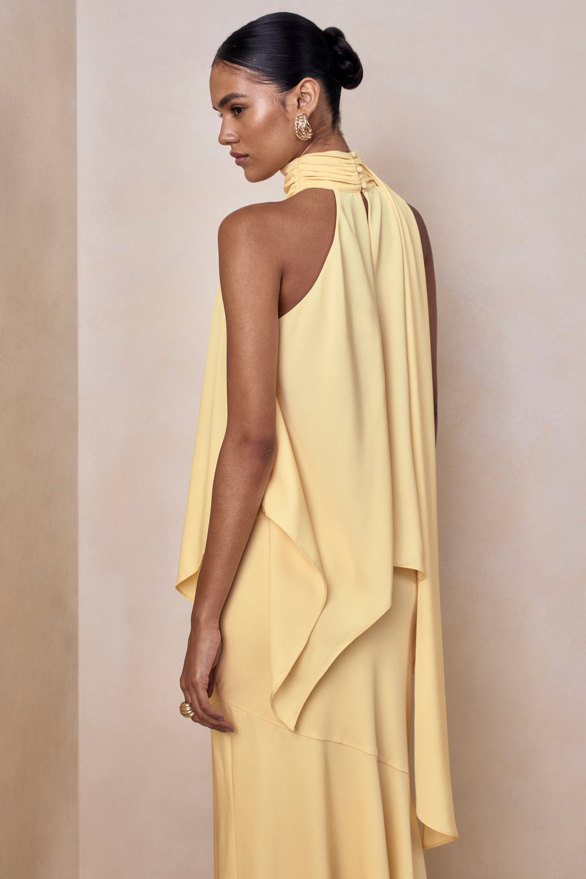 Sancelle | Top de satén color limón con escote halter